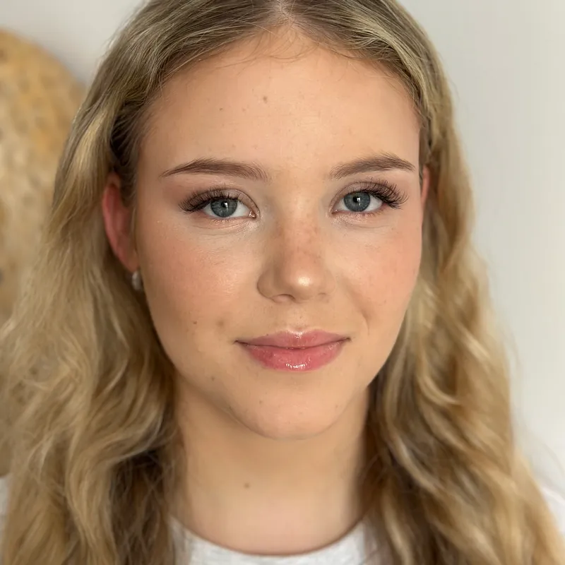 Soft makeup — delikatny makijaż okolicznościowy.